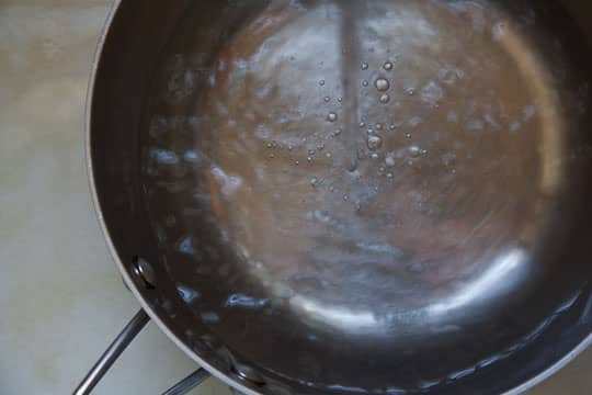 https://www.eatthelove.com/wp-content/uploads/2014/04/How-to-Boil-Water-Process-5.jpg